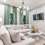 Luxury Four-story Home, Rooftop Deck With Views, Pingpong! Sleeps 12! Holiday home *