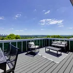 Luxury Four-story Home, Rooftop Deck With Views, Pingpong! Sleeps 12! Holiday home