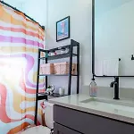 Disco Dollhouse - East + 2 8 Mi Downtown Holiday home *