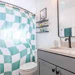 Holiday home Disco Dollhouse - East + 2 8 Mi Downtown *