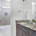 The Maple House - Huge Backyard & Mins To Broadway Holiday home *