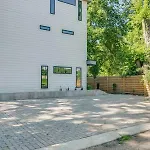 Stylish 3 Bed Retreat, Rooftop, Parking, Sleeps 10, Ensuite Baths, Bunk Room, Gourmet Kitchen, Cozy Living Space, Rooftop Views & Fire Table, Near Downtown, Distilleries & Marathon Village, 24 Hr Hospitality Holiday home *