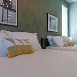 Stylish 4bed Retreat With Rooftop, Garage, Peloton, Sleeps 12, Fire Table, Gourmet Kitchen, Cozy Living Space, Dedicated Parking, Near Distilleries, Marathon Village And Nightlife, Chic Skyline Views, 24 Hour Hospitality Holiday home Nashville