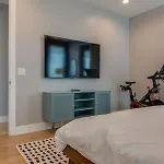 Stylish 4bed Retreat With Rooftop, Garage, Peloton, Sleeps 12, Fire Table, Gourmet Kitchen, Cozy Living Space, Dedicated Parking, Near Distilleries, Marathon Village And Nightlife, Chic Skyline Views, 24 Hour Hospitality Holiday home