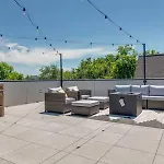 Stylish 4bed Retreat With Rooftop, Garage, Peloton, Sleeps 12, Fire Table, Gourmet Kitchen, Cozy Living Space, Dedicated Parking, Near Distilleries, Marathon Village And Nightlife, Chic Skyline Views, 24 Hour Hospitality *