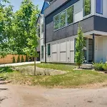 Holiday home Stylish 4bed Retreat With Rooftop, Garage, Peloton, Sleeps 12, Fire Table, Gourmet Kitchen, Cozy Living Space, Dedicated Parking, Near Distilleries, Marathon Village And Nightlife, Chic Skyline Views, 24 Hour Hospitality Nashville