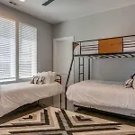Stylish 4bed Retreat With Rooftop, Garage, Peloton, Sleeps 12, Fire Table, Gourmet Kitchen, Cozy Living Space, Dedicated Parking, Near Distilleries, Marathon Village And Nightlife, Chic Skyline Views, 24 Hour Hospitality *