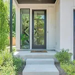 Stylish 4bed Retreat With Rooftop, Garage, Peloton, Sleeps 12, Fire Table, Gourmet Kitchen, Cozy Living Space, Dedicated Parking, Near Distilleries, Marathon Village And Nightlife, Chic Skyline Views, 24 Hour Hospitality Holiday home Nashville