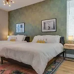 Stylish 4bed Retreat With Rooftop, Garage, Peloton, Sleeps 12, Fire Table, Gourmet Kitchen, Cozy Living Space, Dedicated Parking, Near Distilleries, Marathon Village And Nightlife, Chic Skyline Views, 24 Hour Hospitality