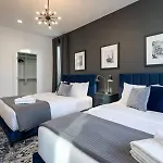 Stylish 4 Bed, Skyline Views From Rooftop, Garage , Gourmet Kitchen, Cozy Living Space, Dedicated Parking, Near Distilleries, Marathon Village & Nightlife, Chic Skyline Views, Great For Groups, 24 Hour Hospitality * Nashville