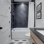 Stylish 4 Bed, Skyline Views From Rooftop, Garage , Gourmet Kitchen, Cozy Living Space, Dedicated Parking, Near Distilleries, Marathon Village & Nightlife, Chic Skyline Views, Great For Groups, 24 Hour Hospitality Nashville