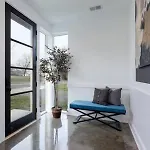 Stylish 4 Bed, Skyline Views From Rooftop, Garage , Gourmet Kitchen, Cozy Living Space, Dedicated Parking, Near Distilleries, Marathon Village & Nightlife, Chic Skyline Views, Great For Groups, 24 Hour Hospitality Holiday home