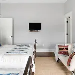 Spacious Dog Friendly 3 Bedroom Townhome, Grill, Patio 3 Blocks To Grocer, 5 Mins To 5 Points, 15 Mins To Broadway, 24 Hour Hospitality Team, Perfect For Families Holiday home Nashville