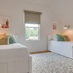 Stylish East Nash Retreat, Walk To Local Favorites, Sleep 10 With Smart Tvs, Workspace & Fast Wifi, Attached Garage & Full Kitchen, Walk To Mas Tacos, Drive 10 Min To Downtown Broadway, 24 Hr Hospitality Holiday home