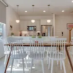 Stylish East Nash Retreat, Walk To Local Favorites, Sleep 10 With Smart Tvs, Workspace & Fast Wifi, Attached Garage & Full Kitchen, Walk To Mas Tacos, Drive 10 Min To Downtown Broadway, 24 Hr Hospitality Holiday home *