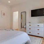 Stylish East Nash Retreat, Walk To Local Favorites, Sleep 10 With Smart Tvs, Workspace & Fast Wifi, Attached Garage & Full Kitchen, Walk To Mas Tacos, Drive 10 Min To Downtown Broadway, 24 Hr Hospitality * Nashville