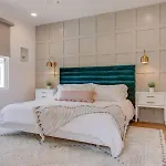 Stylish East Nash Retreat, Walk To Local Favorites, Sleep 10 With Smart Tvs, Workspace & Fast Wifi, Attached Garage & Full Kitchen, Walk To Mas Tacos, Drive 10 Min To Downtown Broadway, 24 Hr Hospitality *