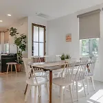 Holiday home Stylish East Nash Retreat, Walk To Local Favorites, Sleep 10 With Smart Tvs, Workspace & Fast Wifi, Attached Garage & Full Kitchen, Walk To Mas Tacos, Drive 10 Min To Downtown Broadway, 24 Hr Hospitality