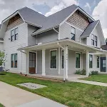 Stylish East Nash Retreat, Walk To Local Favorites, Sleep 10 With Smart Tvs, Workspace & Fast Wifi, Attached Garage & Full Kitchen, Walk To Mas Tacos, Drive 10 Min To Downtown Broadway, 24 Hr Hospitality