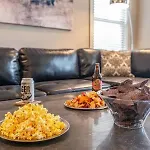 Modern 3 King Belmont Retreat With 2 Living Walk To Belmont & Vanderbilt Near Music Row The Gulch & 12th South 2 Miles To Broadway Large Dining Table Smart Tvs Parking 24 Hr Hospitality Holiday home Nashville