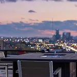 Skyline View Mansion, Hot Tub, Close To Downtown, Less Than 10 Mins To 5 Points And Broadway, 3 Spacious Suites, Workspace, Garage Spaces And Ample Parking, 24 Hr Hospitality * Nashville