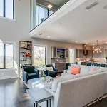 Skyline View Mansion, Hot Tub, Close To Downtown, Less Than 10 Mins To 5 Points And Broadway, 3 Spacious Suites, Workspace, Garage Spaces And Ample Parking, 24 Hr Hospitality