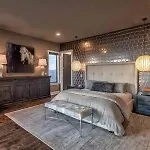 Skyline View Mansion, Hot Tub, Close To Downtown, Less Than 10 Mins To 5 Points And Broadway, 3 Spacious Suites, Workspace, Garage Spaces And Ample Parking, 24 Hr Hospitality Holiday home *
