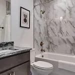 Holiday home Stylish East Nash Townhouse, Walk To Favorite Eats, Cozy Den, Workspace, Smart Tvs And Fast Wifi, Full Kitchen, Garage And 24 Hr Hospitality, Near Mas Tacos, Rosepepper And Five Points, 10 Min To Broadway
