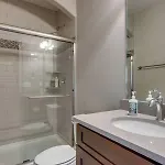 Spacious 4 King Belmont 2 Living Walk To Belmont & Vanderbilt Large Dining Table Smart Tvs Parking 24 Hr Hospitality Near Music Row & The Gulch 2 Miles To Broadway Holiday home *