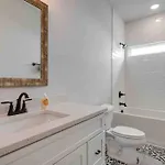 Luxurious In The Heart Of Downtown