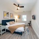 Minutes To Broadway King Size Bed And Optional Garage Parking