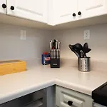 Comfy 1br With King Bed And Optional Parking Near Gulch & Midtown Walk To The Parthenon Apartment