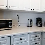 Comfy 1br With King Bed And Optional Parking Near Gulch & Midtown Walk To The Parthenon Nashville