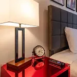Minutes To Broadway King Bed With Optional Garage Parking