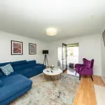 Minutes To Broadway Large 2B-2Ba Family Unit For Up To 8 Guests With Private Balcony And Optional Private Parking