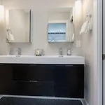 Holiday home Modern Townhome, Large Game With Ping Pong, 10min To Downtown! Sleeps 10!