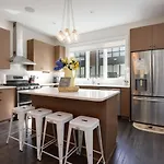 Holiday home Modern Townhome, Large Game With Ping Pong, 10min To Downtown! Sleeps 10!