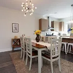 Modern Townhome, Large Game With Ping Pong, 10min To Downtown! Sleeps 10! Holiday home