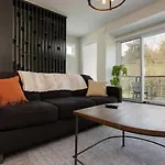 Modern Townhome, Large Game With Ping Pong, 10min To Downtown! Sleeps 10! Holiday home *