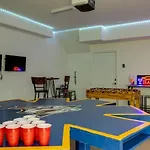 Holiday home Modern Townhome, Large Game With Ping Pong, 10min To Downtown! Sleeps 10! Nashville