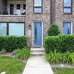 Weho Home, Geodis Park, Mini-golf, Arcade, 10min To Downtown! Sleeps 10! Holiday home