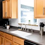 Walk To Downtown Broadway With Pool, Parking And Patio Apartment Nashville