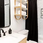 Walk To Downtown Broadway With Pool, Parking And Patio Apartment