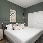 Chic And Cozy Designer 3 Miles To Downtown Apartment