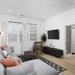 Chic And Cozy Designer 3 Miles To Downtown Apartment *