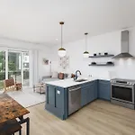 Stunning Spacious 6 Beds, 2 Bedroom In Walkable Area