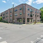 Near Downtown Broadway & Stadium - Free Parking Apartment *
