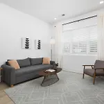 Luxury Design Condo, Close To Downtown Broadway & Coffee