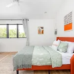 Extra Spacious 4 Bed / 4.5 Bath Music Row