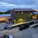 Westwood Shed In Nashville By Geodis Vanderbilt Belmont, 1 Accessible